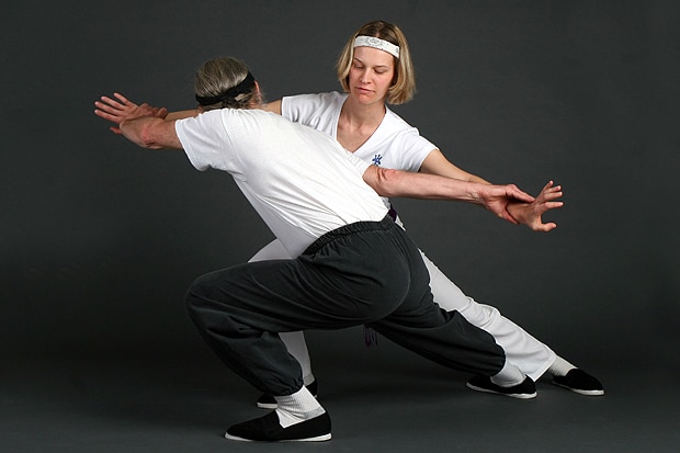 Taiji pod lupou, Vlasta Pechová a Robert Amacker demonstrují bojovou myšlenku remene.